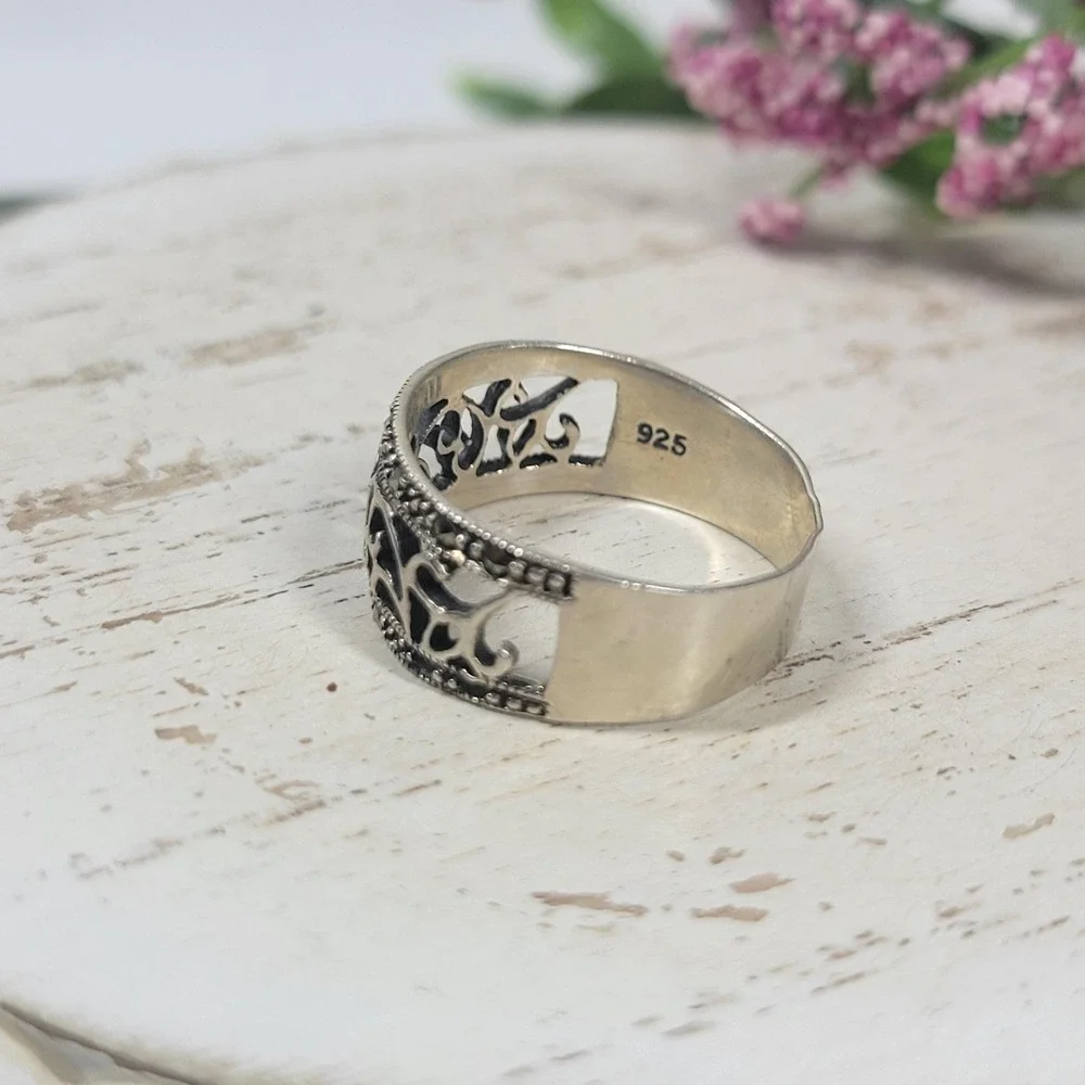 Charles Winston design features